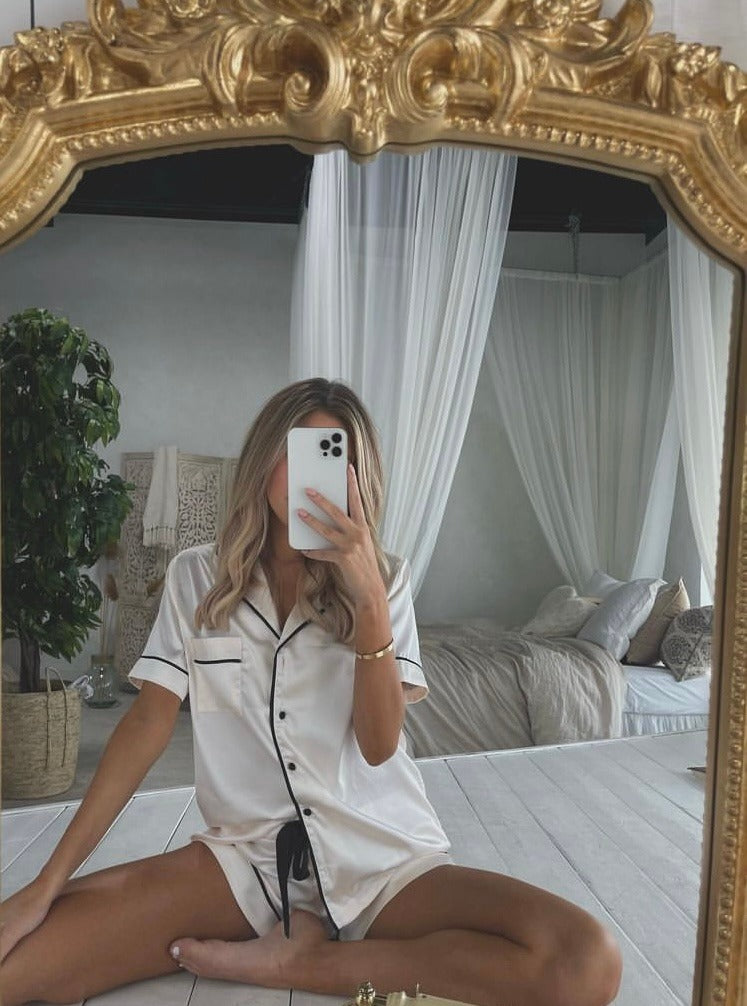 Pijama Feminino Curto de Cetim Angel